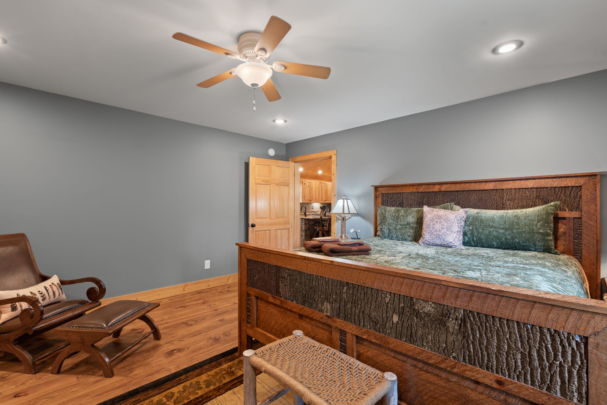 Second guest bedroom on the main floor of The Lodge