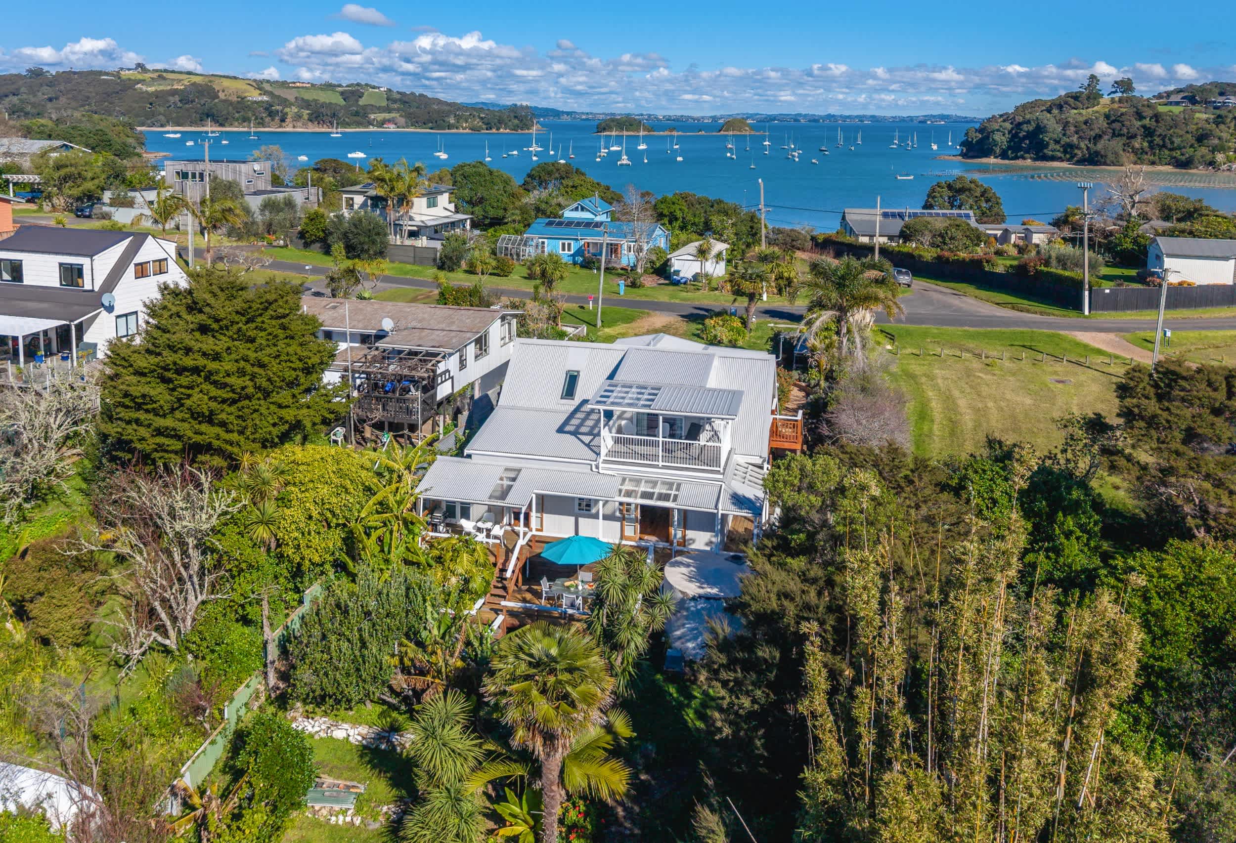 Shelly Beach Cottage – Sunny Coastal Stay — Waiheke Island, Auckland — vacation rental