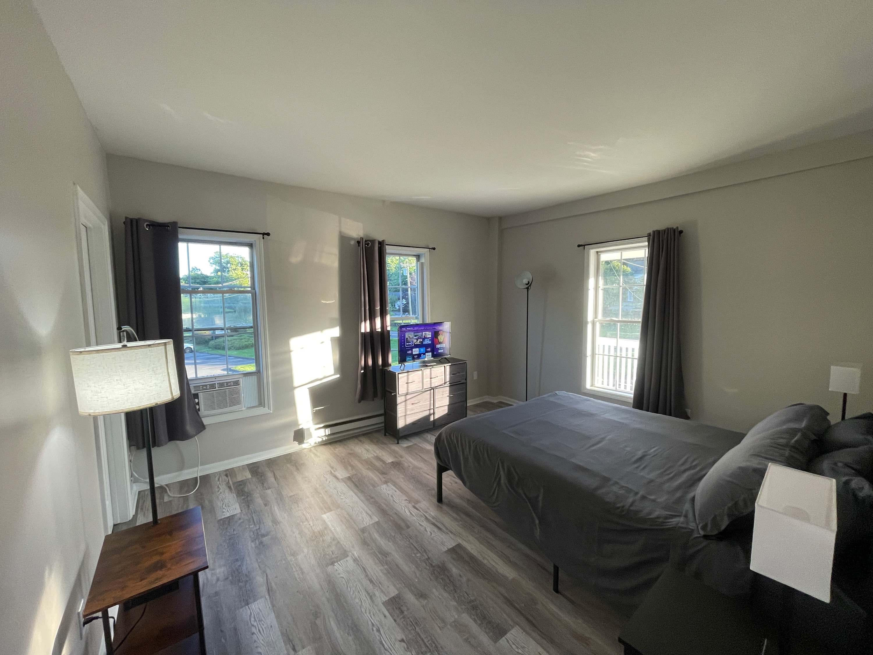Queen Bedroom — photo 3