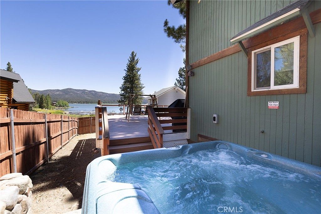 Lakefront 4BR, Dock, Hot Tub, EV Charger, Dogs OK