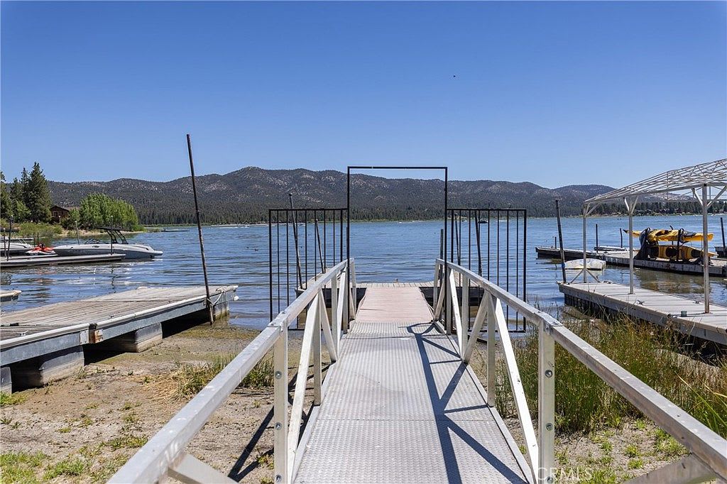 Lakefront 4BR, Dock, Hot Tub, EV Charger, Dogs OK