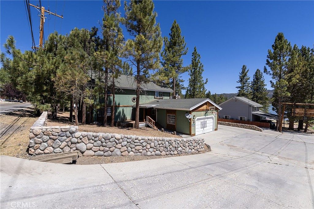 Lakefront 4BR, Dock, Hot Tub, EV Charger, Dogs OK