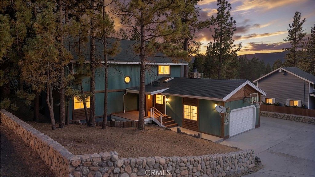 Lakefront 4BR, Dock, Hot Tub, EV Charger, Dogs OK