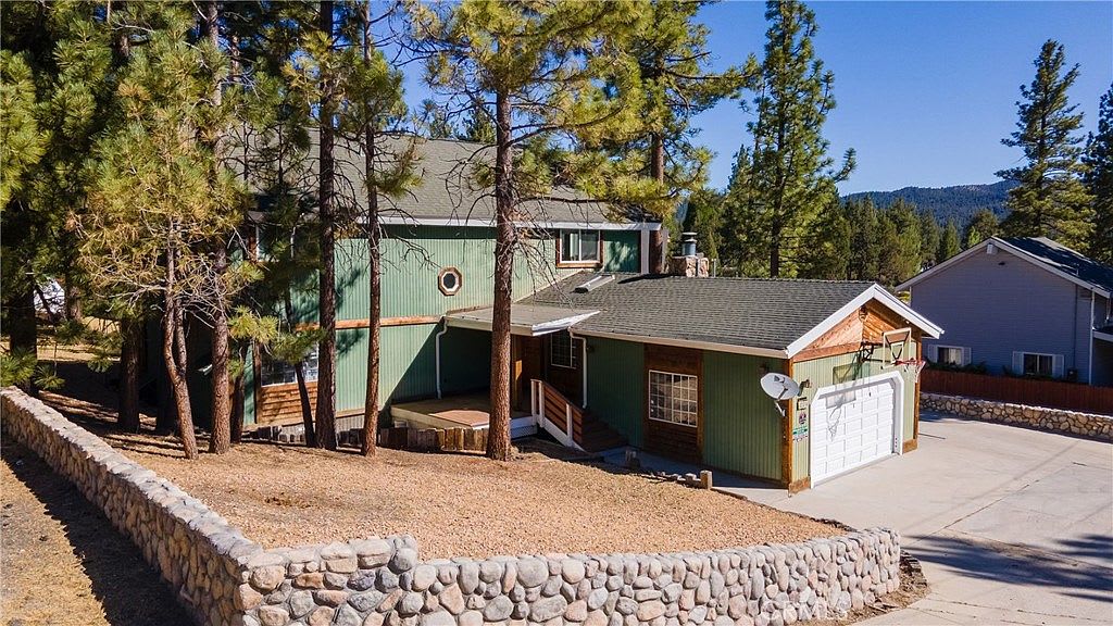 Lakefront 4BR, Dock, Hot Tub, EV Charger, Dogs OK