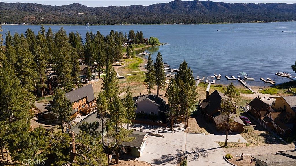 Lakefront 4BR, Dock, Hot Tub, EV Charger, Dogs OK