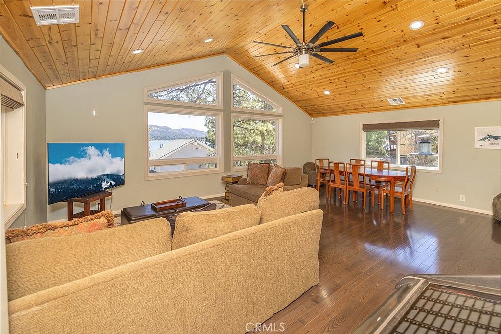 Lakefront 4BR, Dock, Hot Tub, EV Charger, Dogs OK