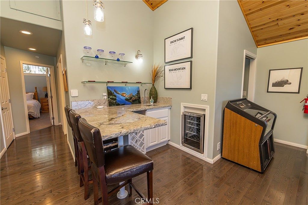 Lakefront 4BR, Dock, Hot Tub, EV Charger, Dogs OK
