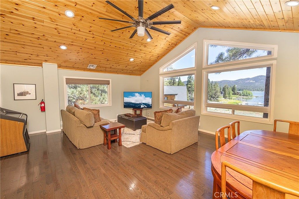 Lakefront 4BR, Dock, Hot Tub, EV Charger, Dogs OK
