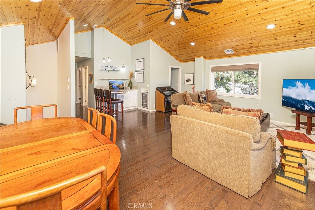 Lakefront 4BR, Dock, Hot Tub, EV Charger, Dogs OK