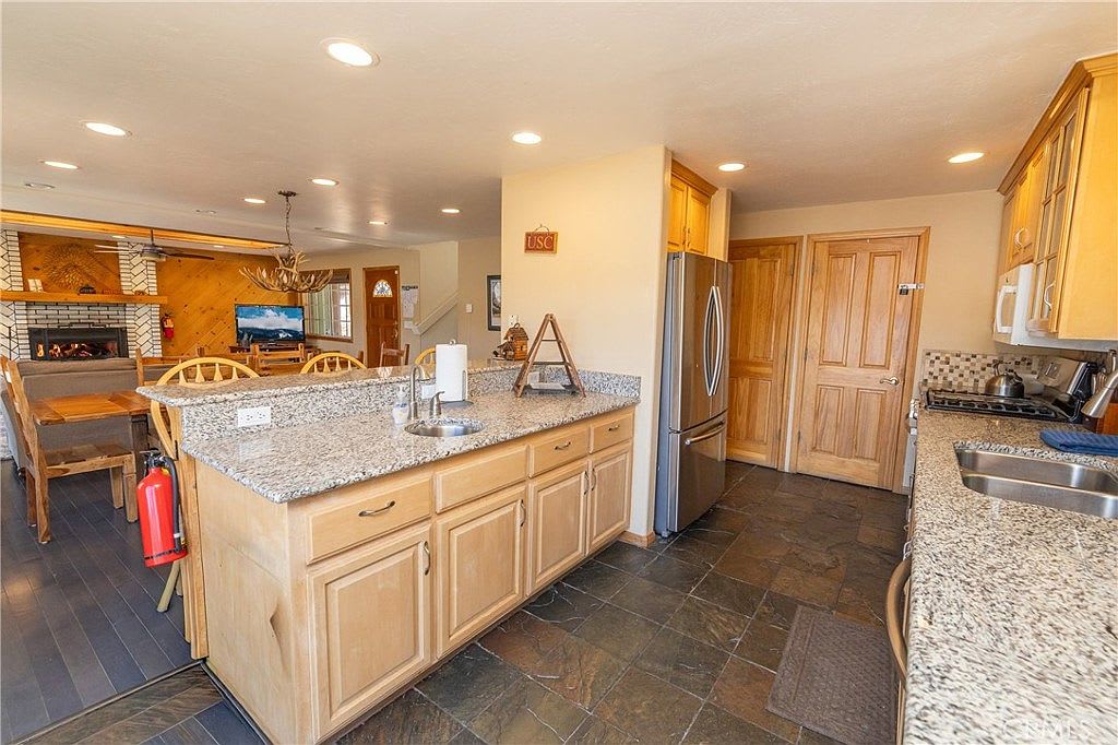 Lakefront 4BR, Dock, Hot Tub, EV Charger, Dogs OK