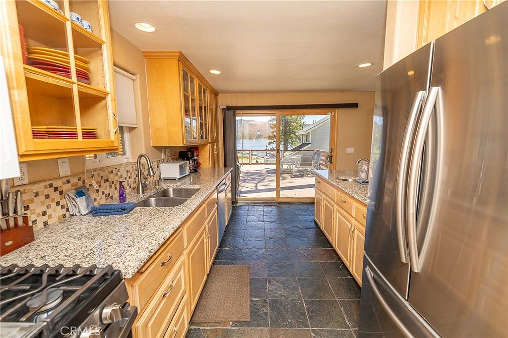 Lakefront 4BR, Dock, Hot Tub, EV Charger, Dogs OK