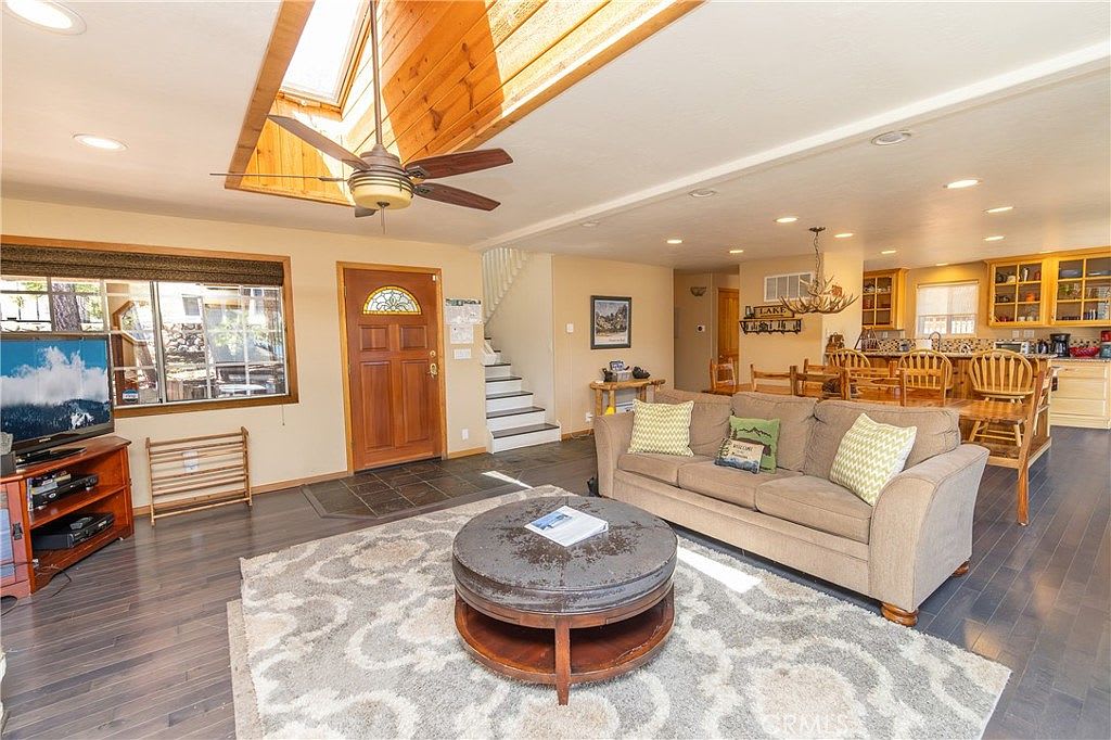 Lakefront 4BR, Dock, Hot Tub, EV Charger, Dogs OK
