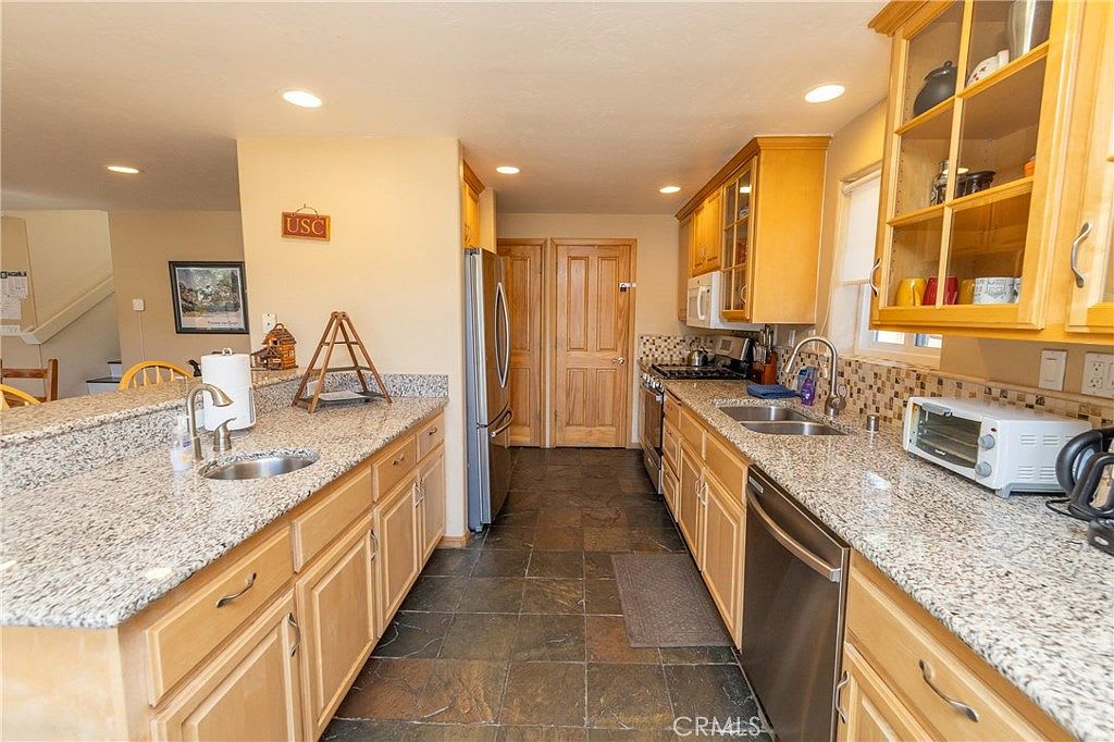 Lakefront 4BR, Dock, Hot Tub, EV Charger, Dogs OK