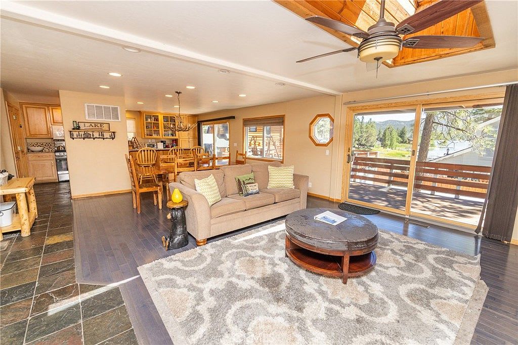 Lakefront 4BR, Dock, Hot Tub, EV Charger, Dogs OK