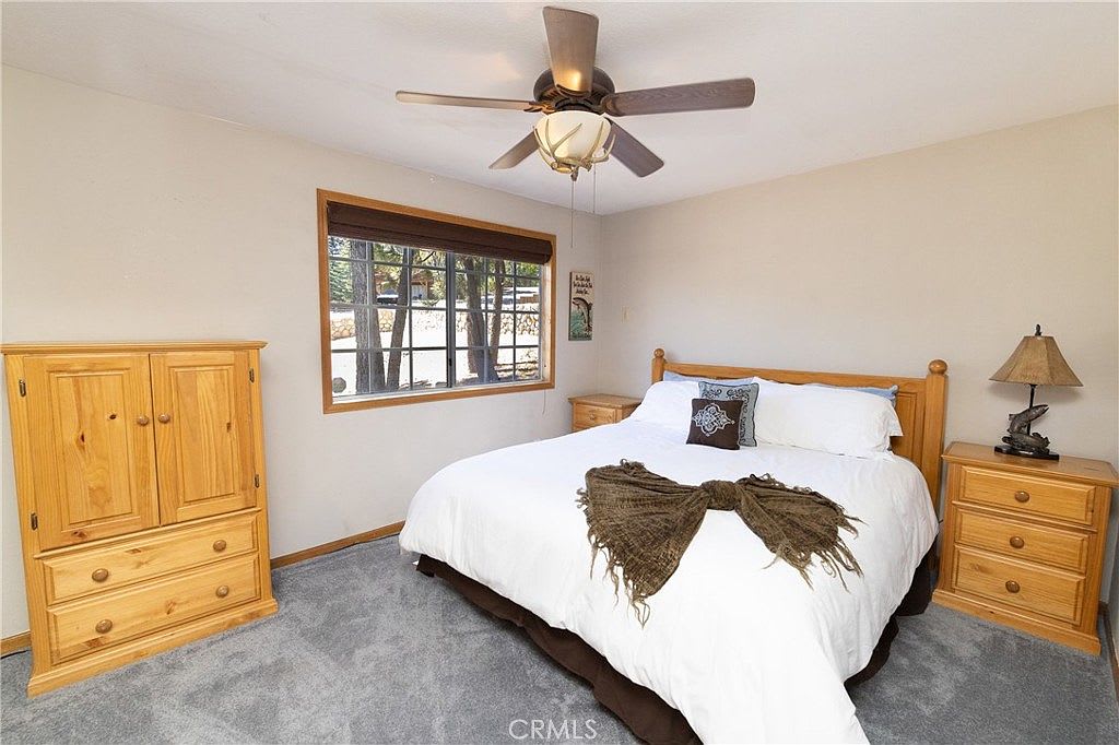 Lakefront 4BR, Dock, Hot Tub, EV Charger, Dogs OK