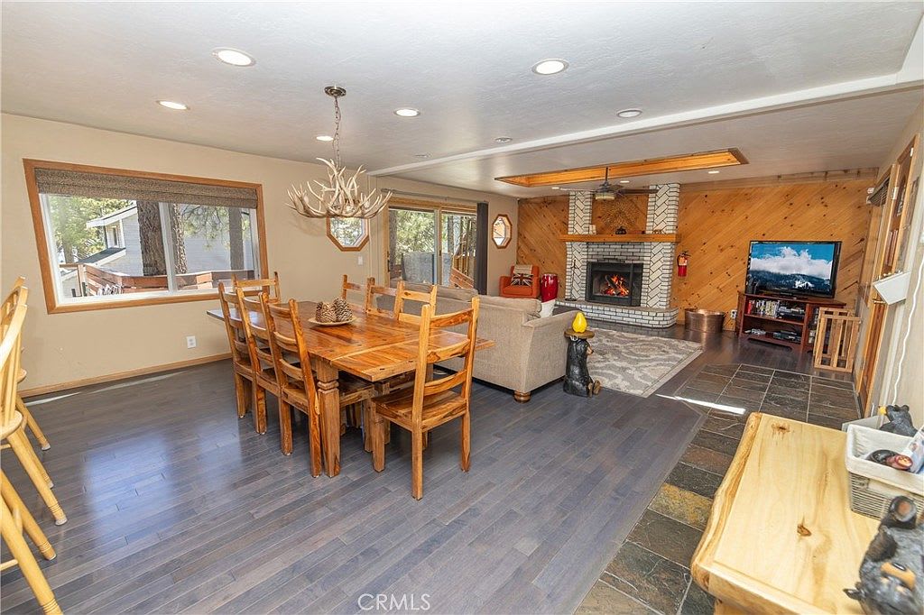 Lakefront 4BR, Dock, Hot Tub, EV Charger, Dogs OK