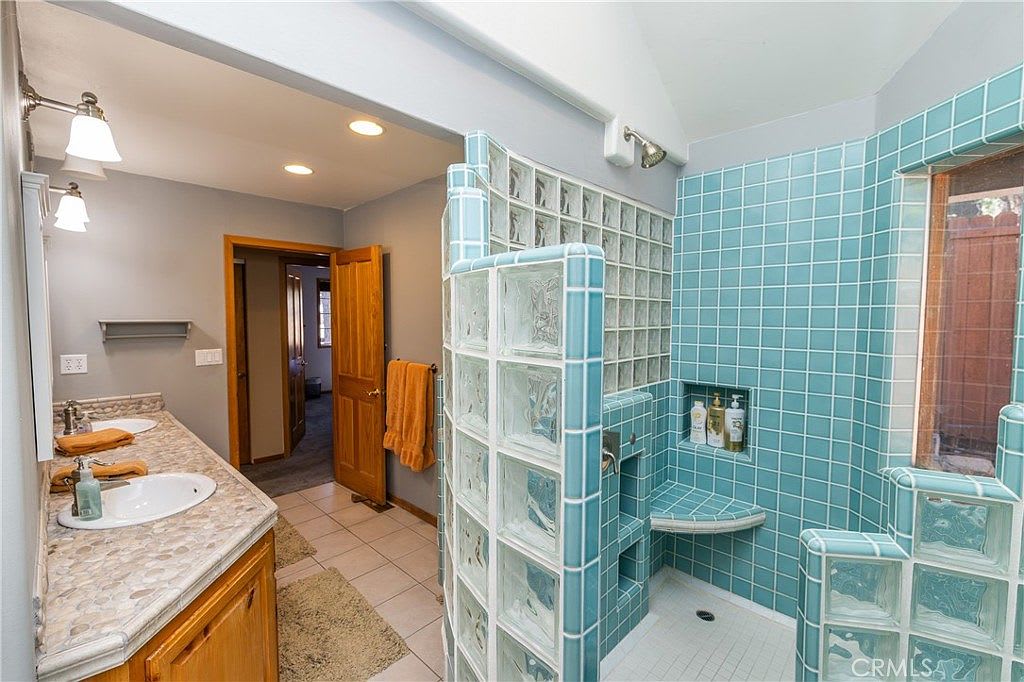 Lakefront 4BR, Dock, Hot Tub, EV Charger, Dogs OK