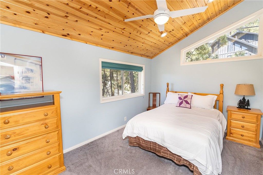 Lakefront 4BR, Dock, Hot Tub, EV Charger, Dogs OK