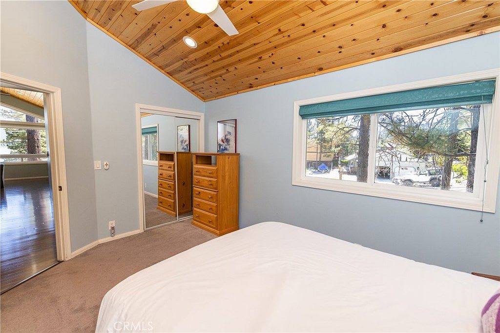 Lakefront 4BR, Dock, Hot Tub, EV Charger, Dogs OK
