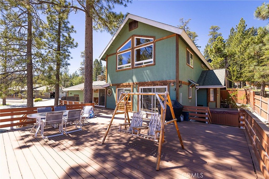 Lakefront 4BR, Dock, Hot Tub, EV Charger, Dogs OK