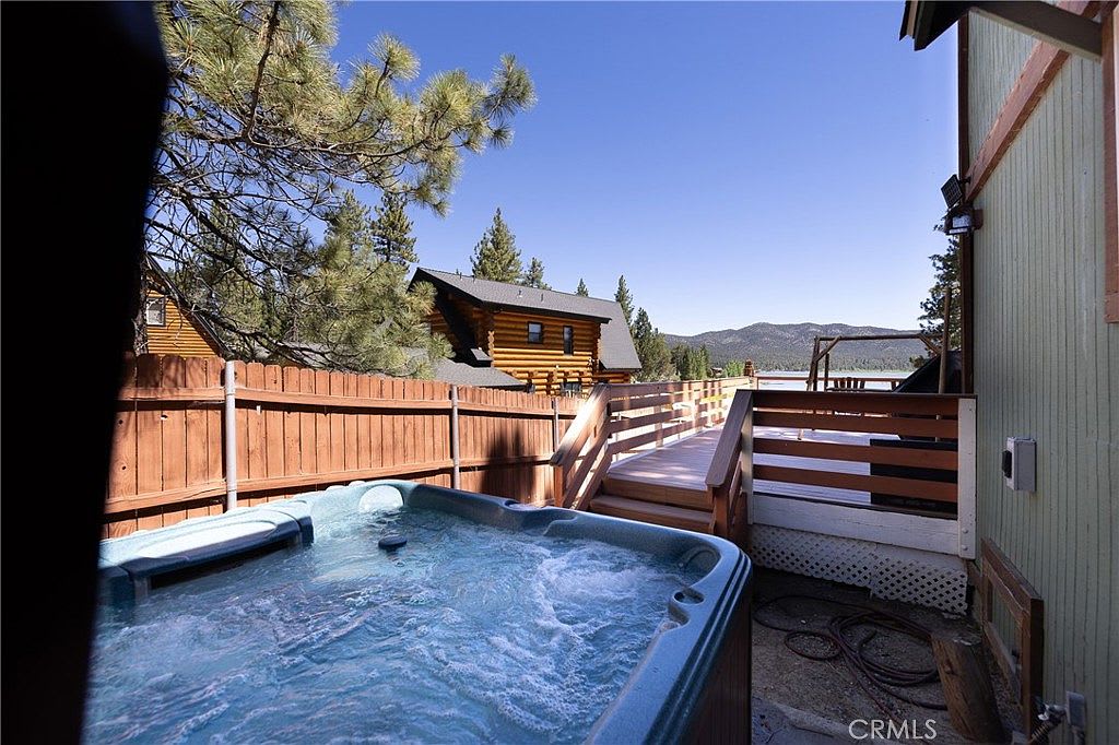 Lakefront 4BR, Dock, Hot Tub, EV Charger, Dogs OK