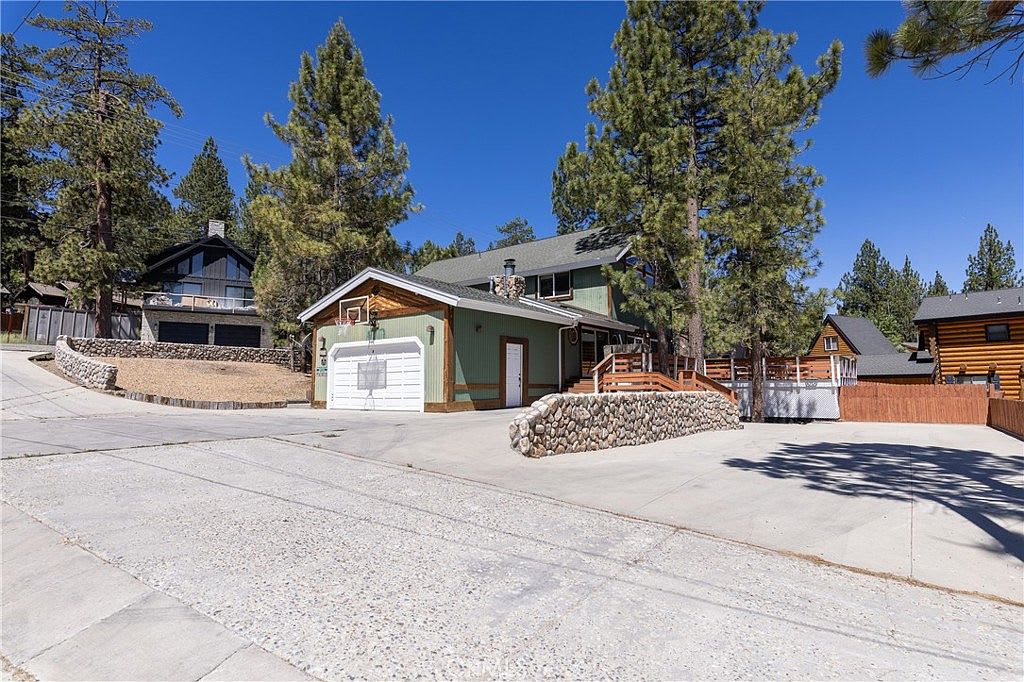 Lakefront 4BR, Dock, Hot Tub, EV Charger, Dogs OK