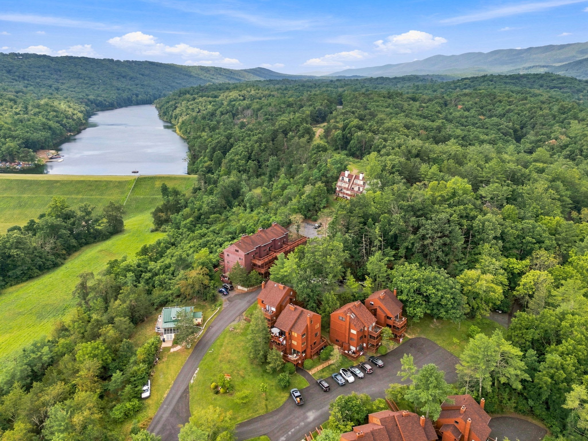 Cozy Condo with Breathtaking Views & Hi-Speed WiFi