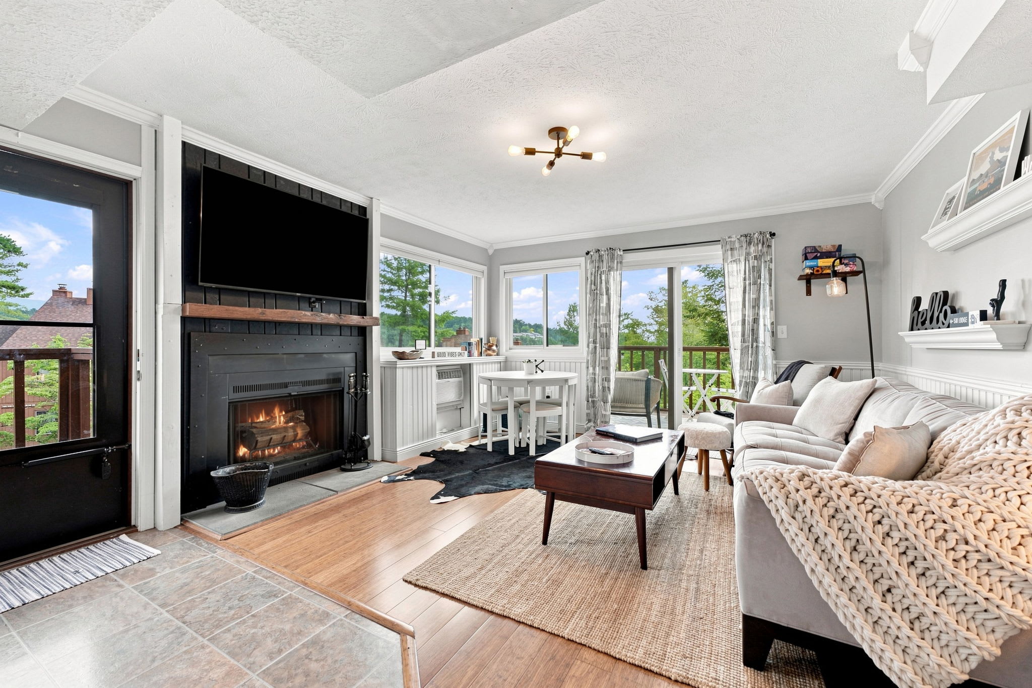 Cozy Condo with Breathtaking Views & Hi-Speed WiFi