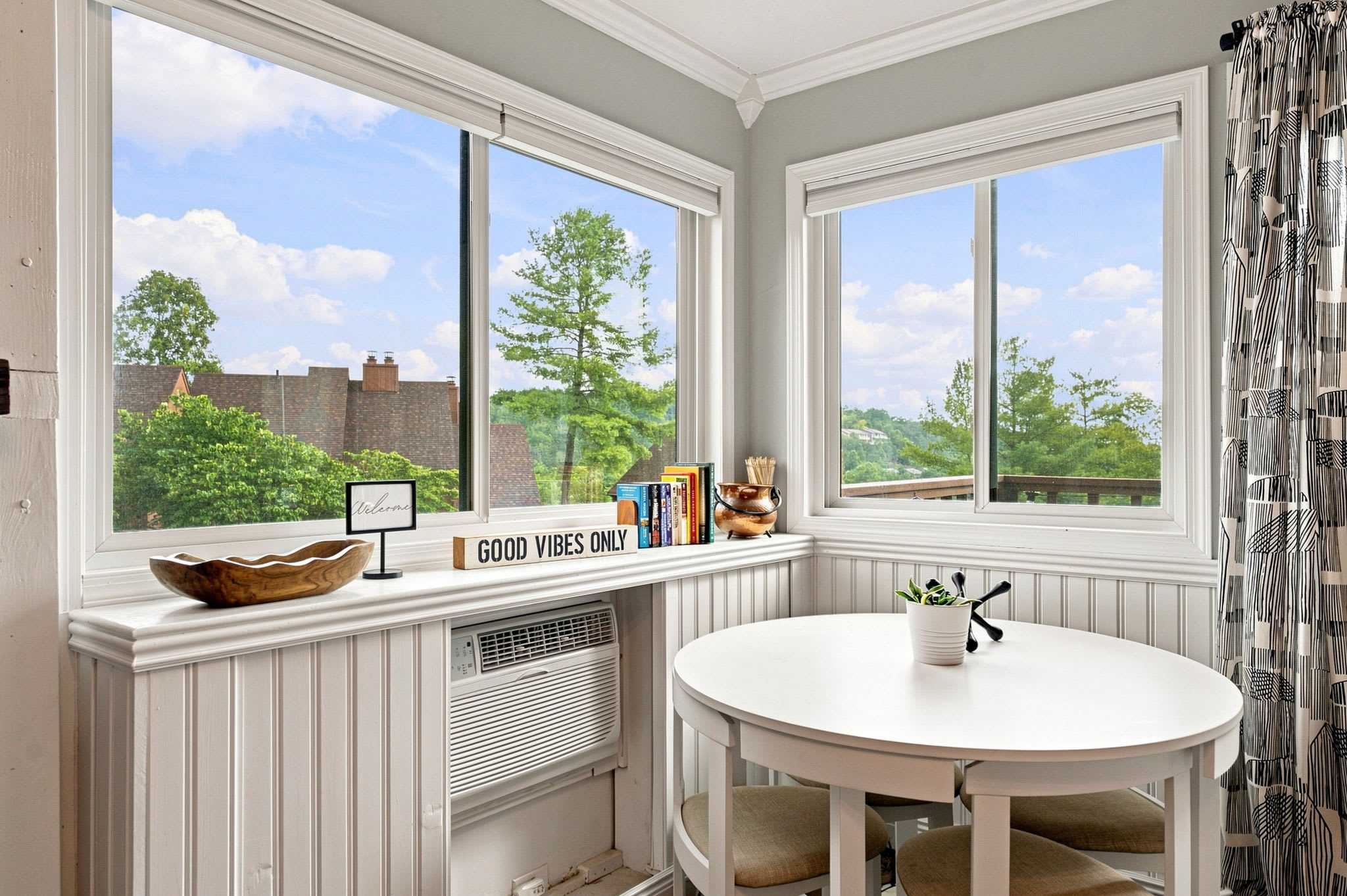 Cozy Condo with Breathtaking Views & Hi-Speed WiFi