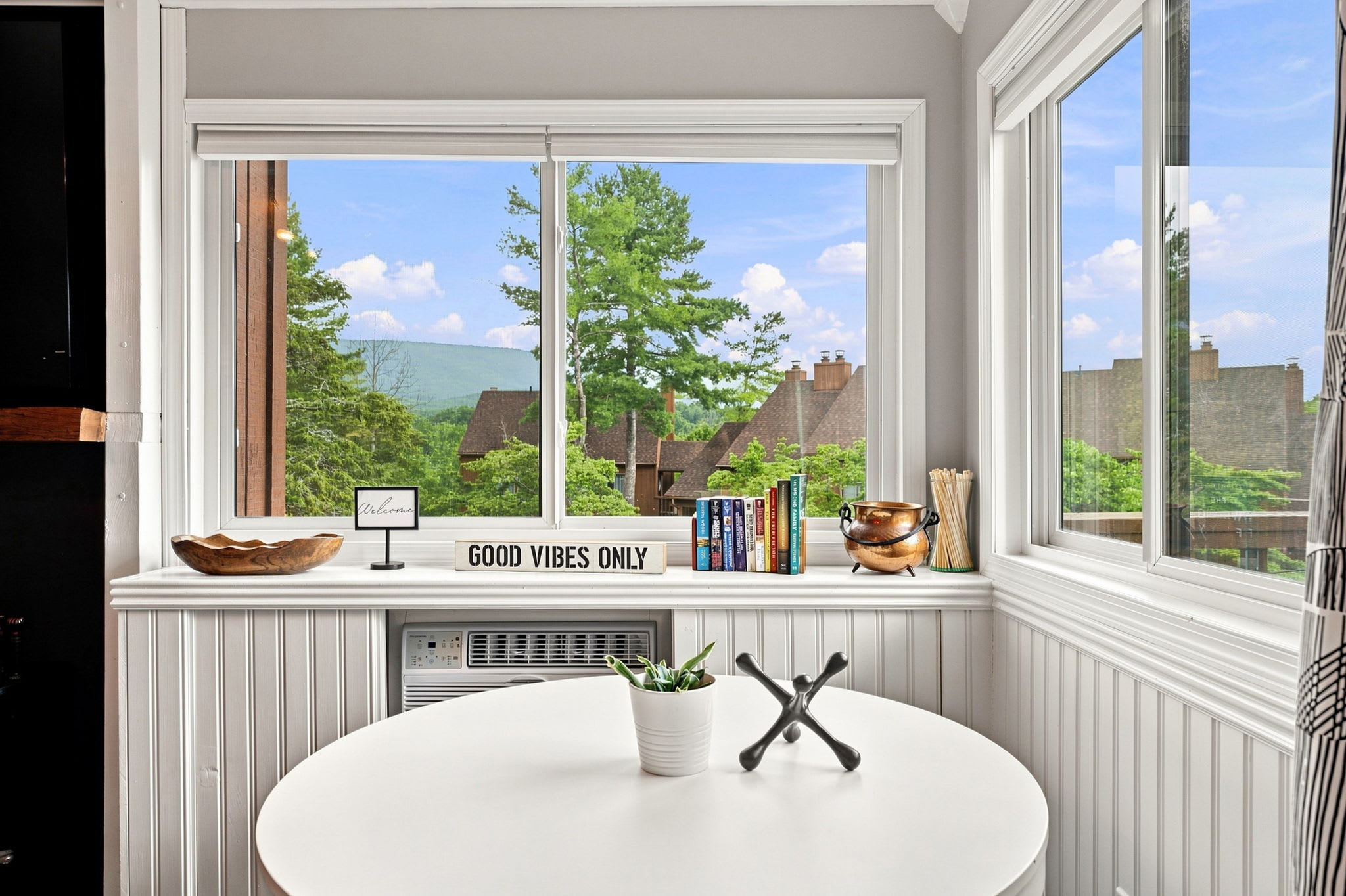 Cozy Condo with Breathtaking Views & Hi-Speed WiFi