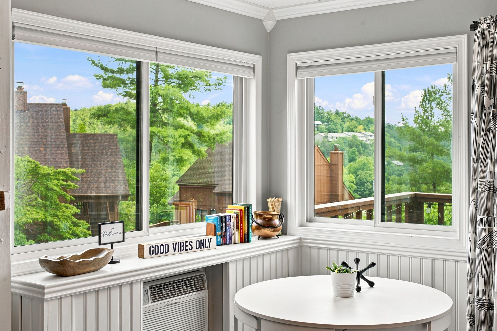 Cozy Condo with Breathtaking Views & Hi-Speed WiFi