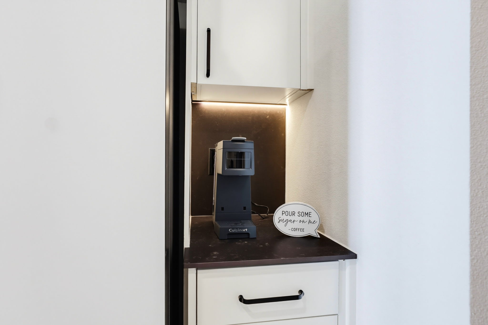 Unwind in Style: Luxe Condo Getaway! 10