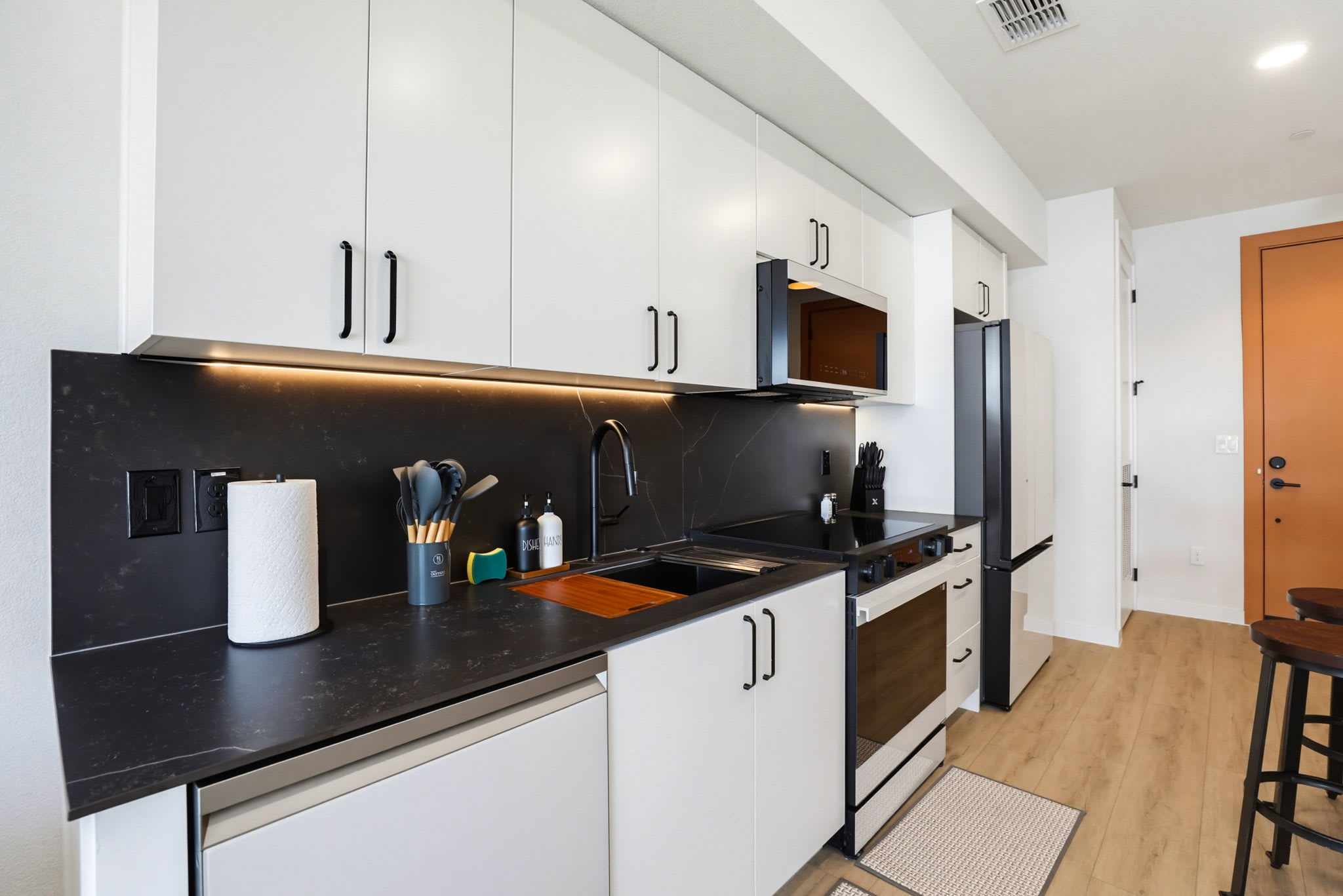 Unwind in Style: Luxe Condo Getaway! 9