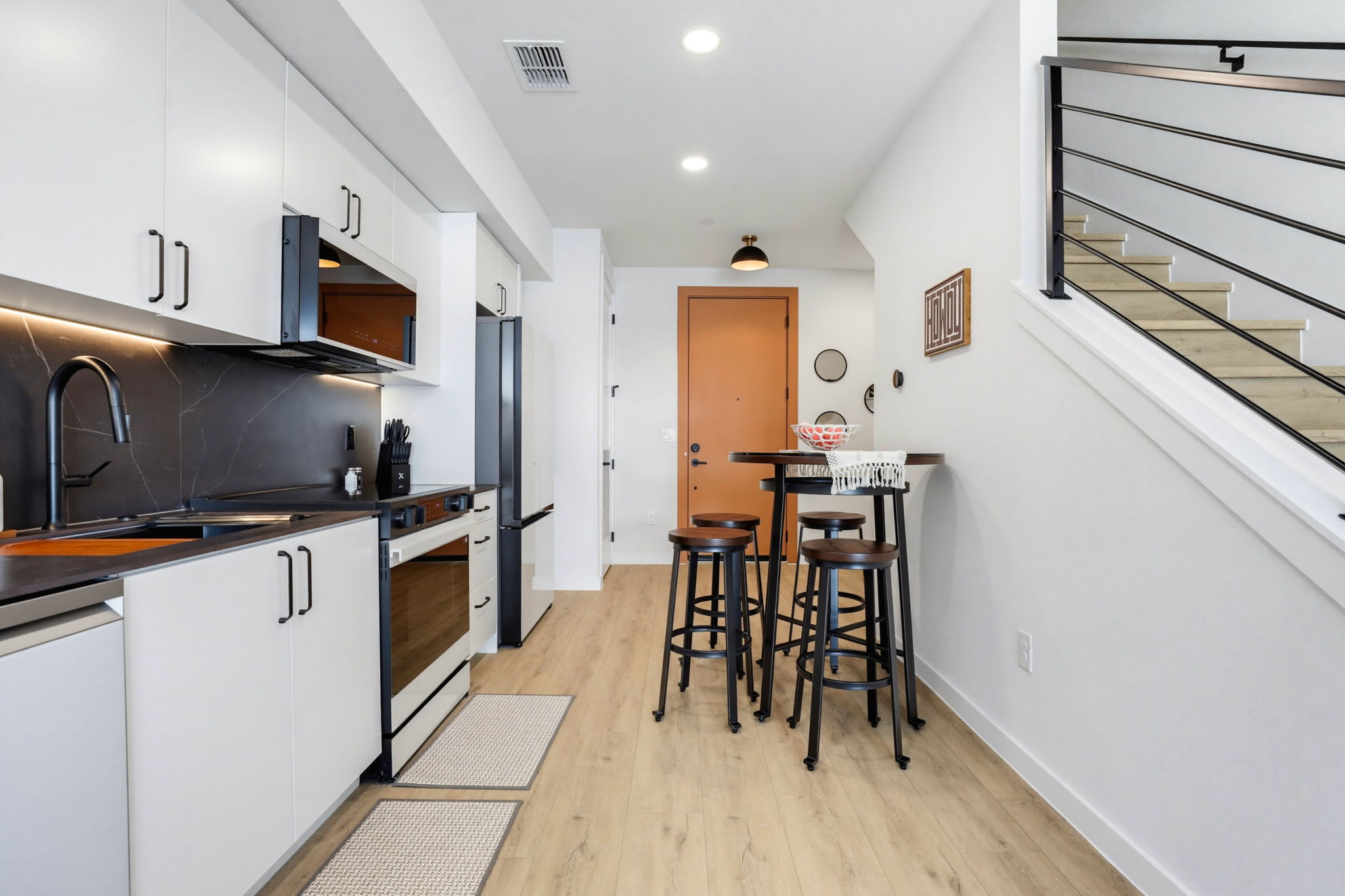 Unwind in Style: Luxe Condo Getaway! 7