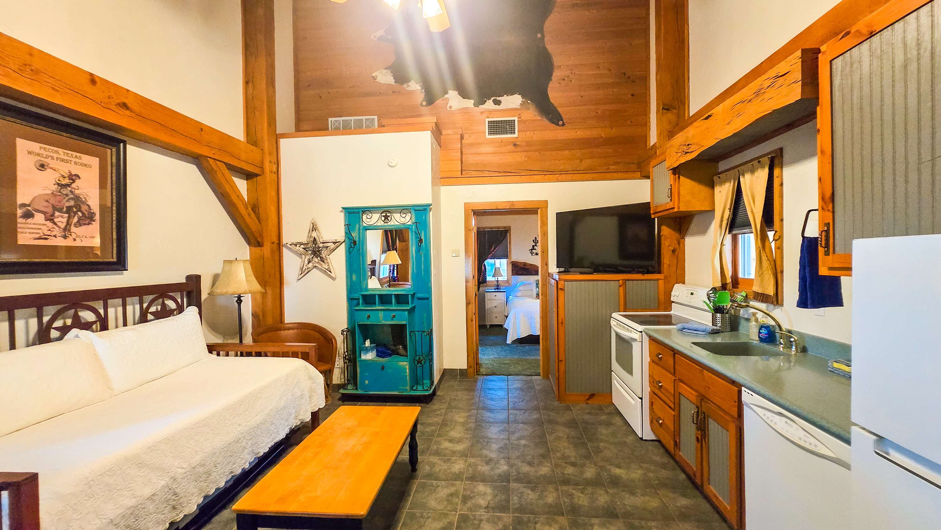 The living room with TV & fully furnished kitchen are ideal for relaxing after a day out​