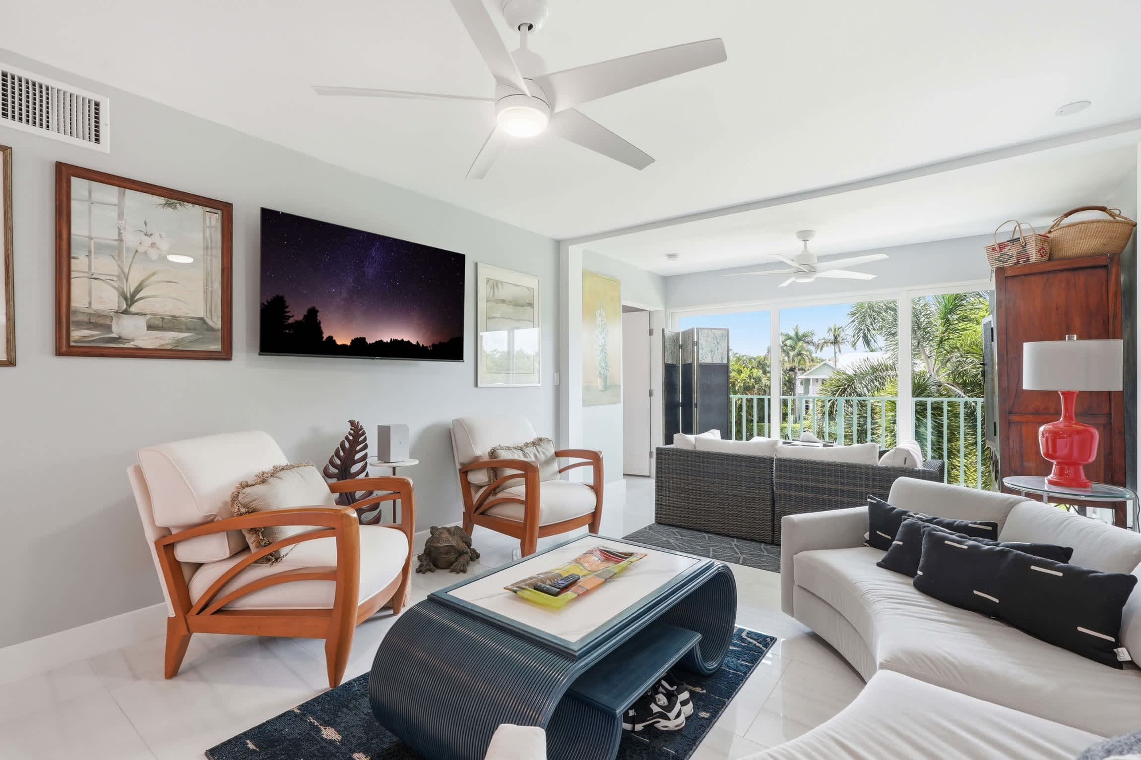 Close to Beach Shops Downtown Great for Snowbirds