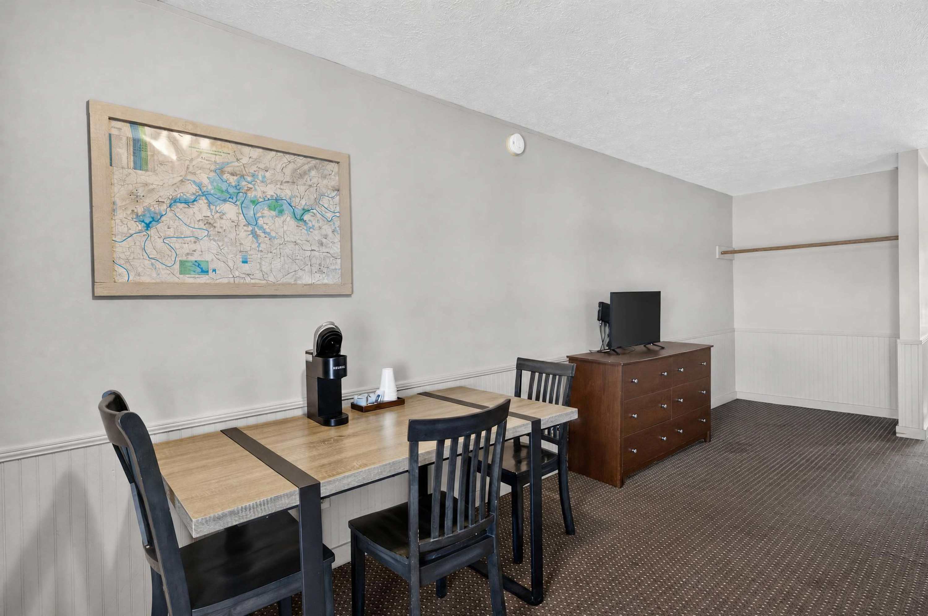 Coffee maker, TV, dresser, & table with chairs