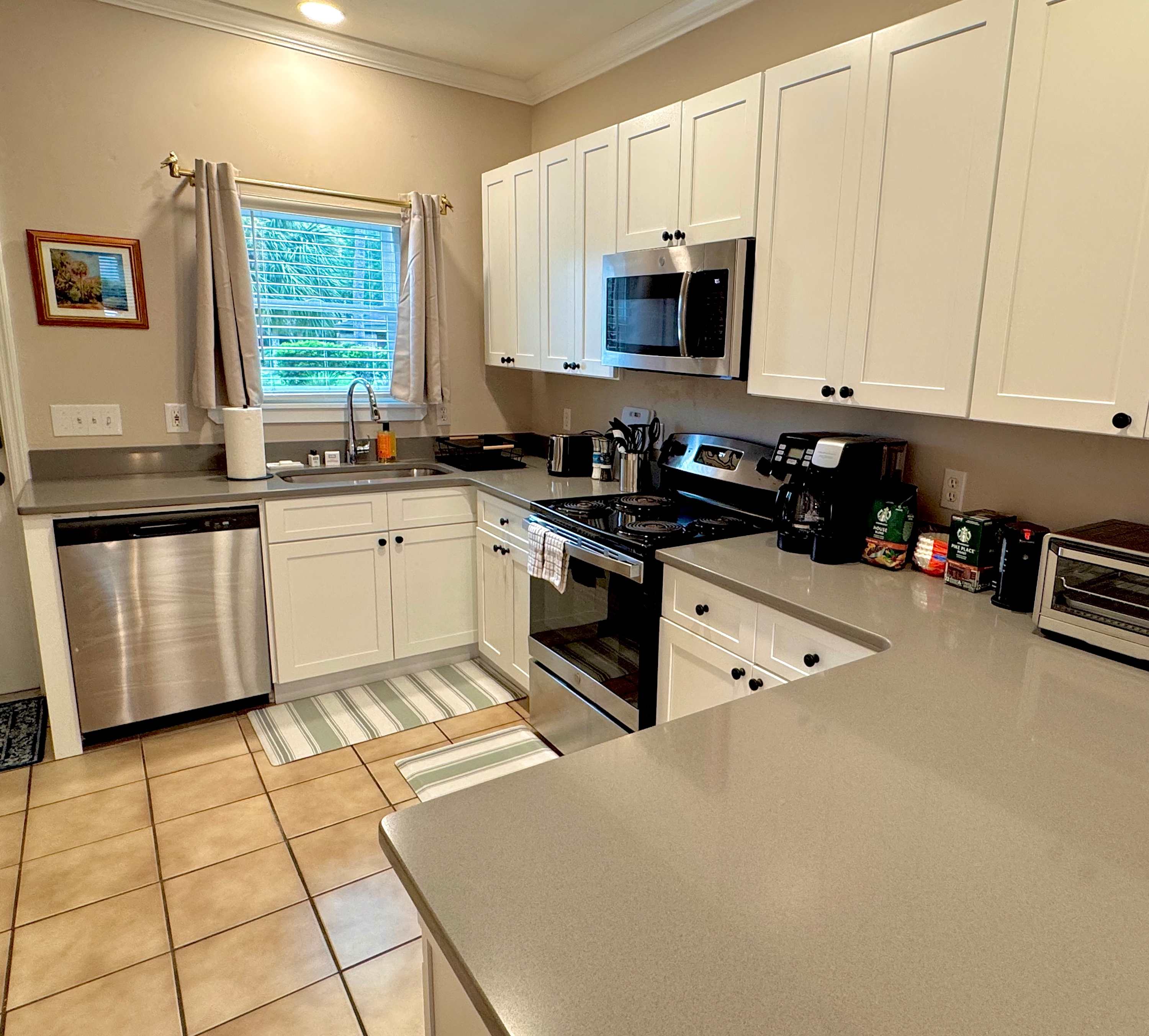Incredible Location! Gorgeous Townhome - Full Kitchen, 2 Bedrooms (King And Queen) 2.5 Baths. Parking. Pets - 게인즈빌