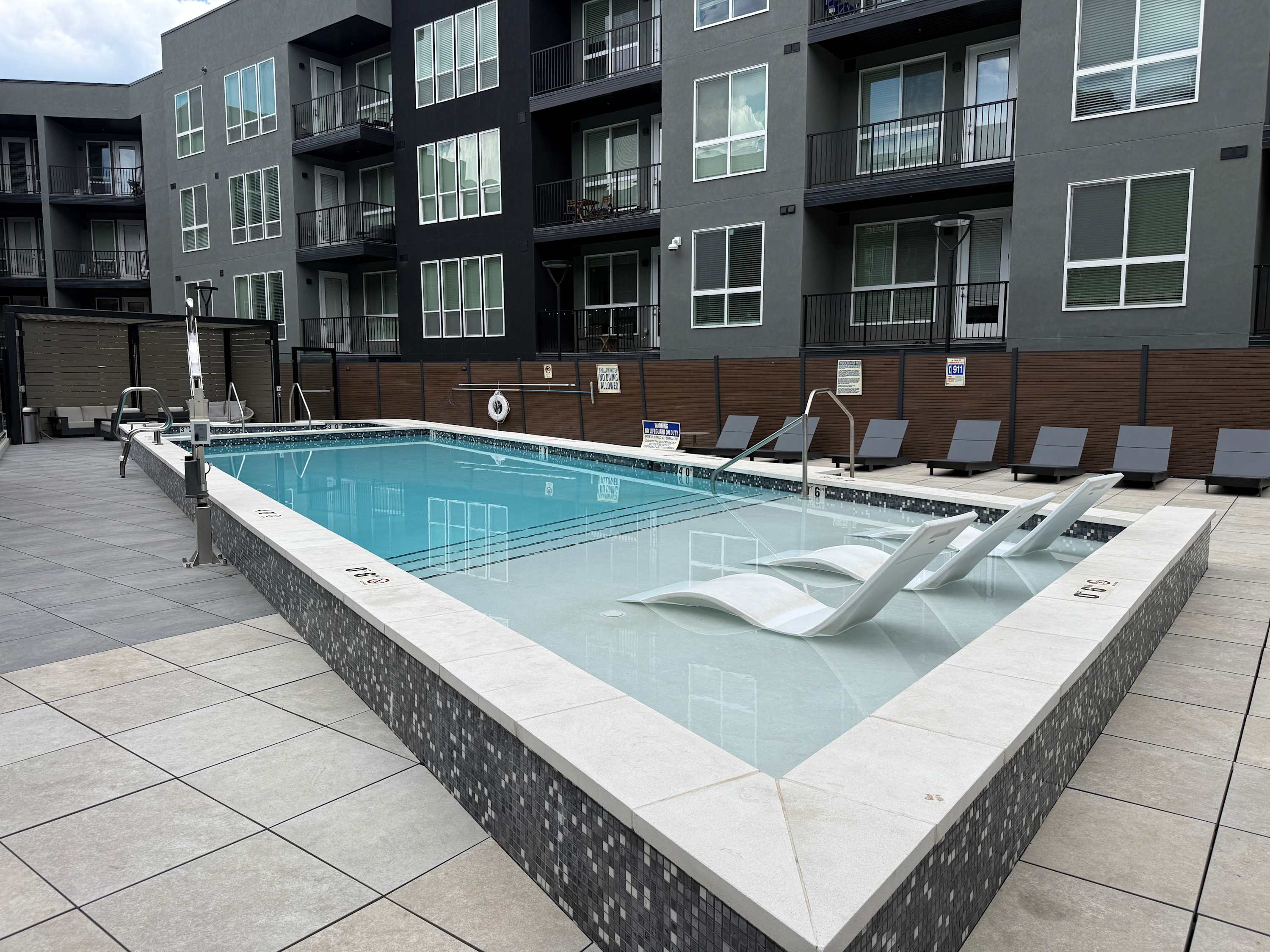 Prime Location Rooftop, Pool, Hot Tub & Gym