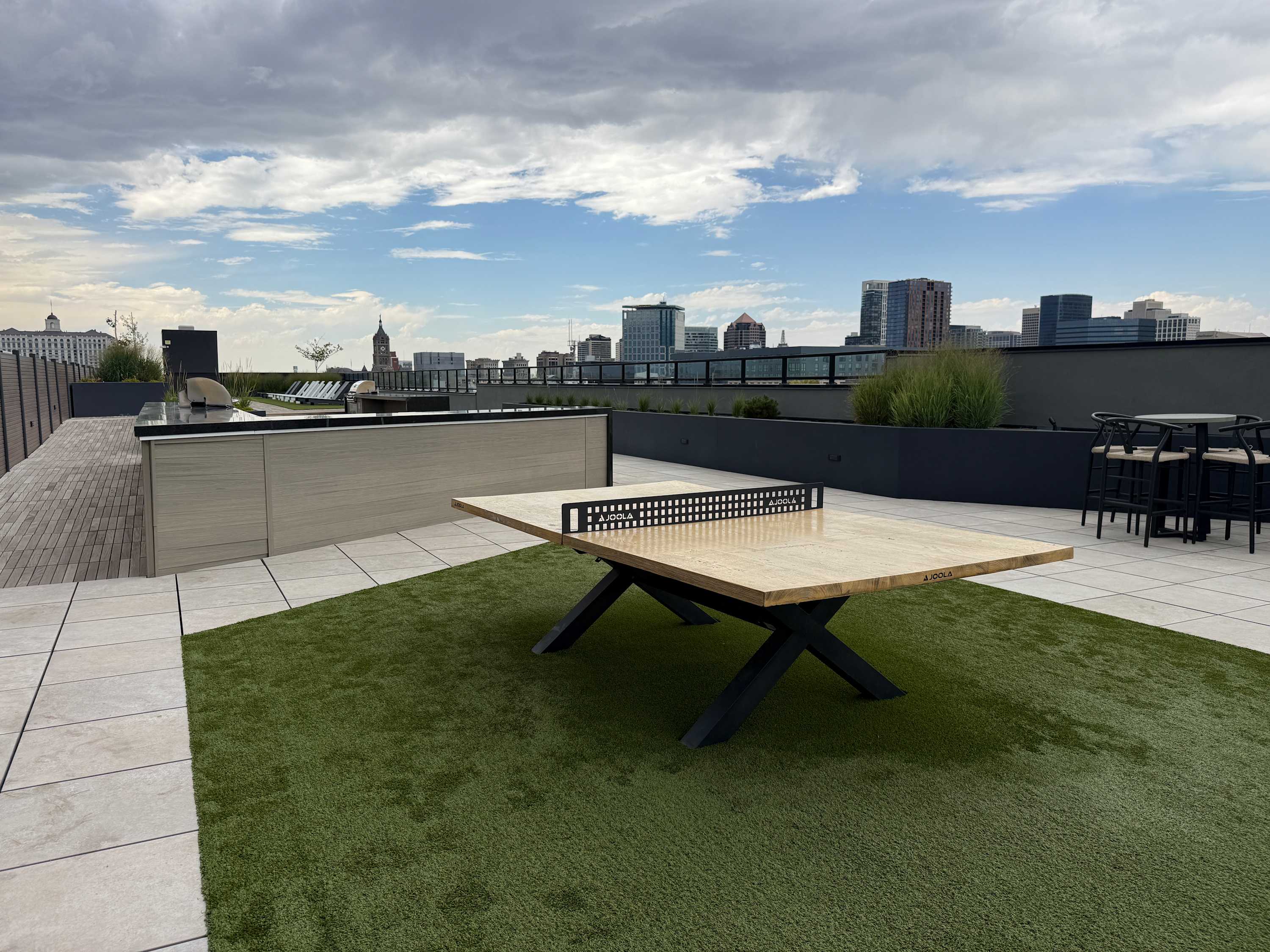 Prime Location Rooftop, Pool, Hot Tub & Gym