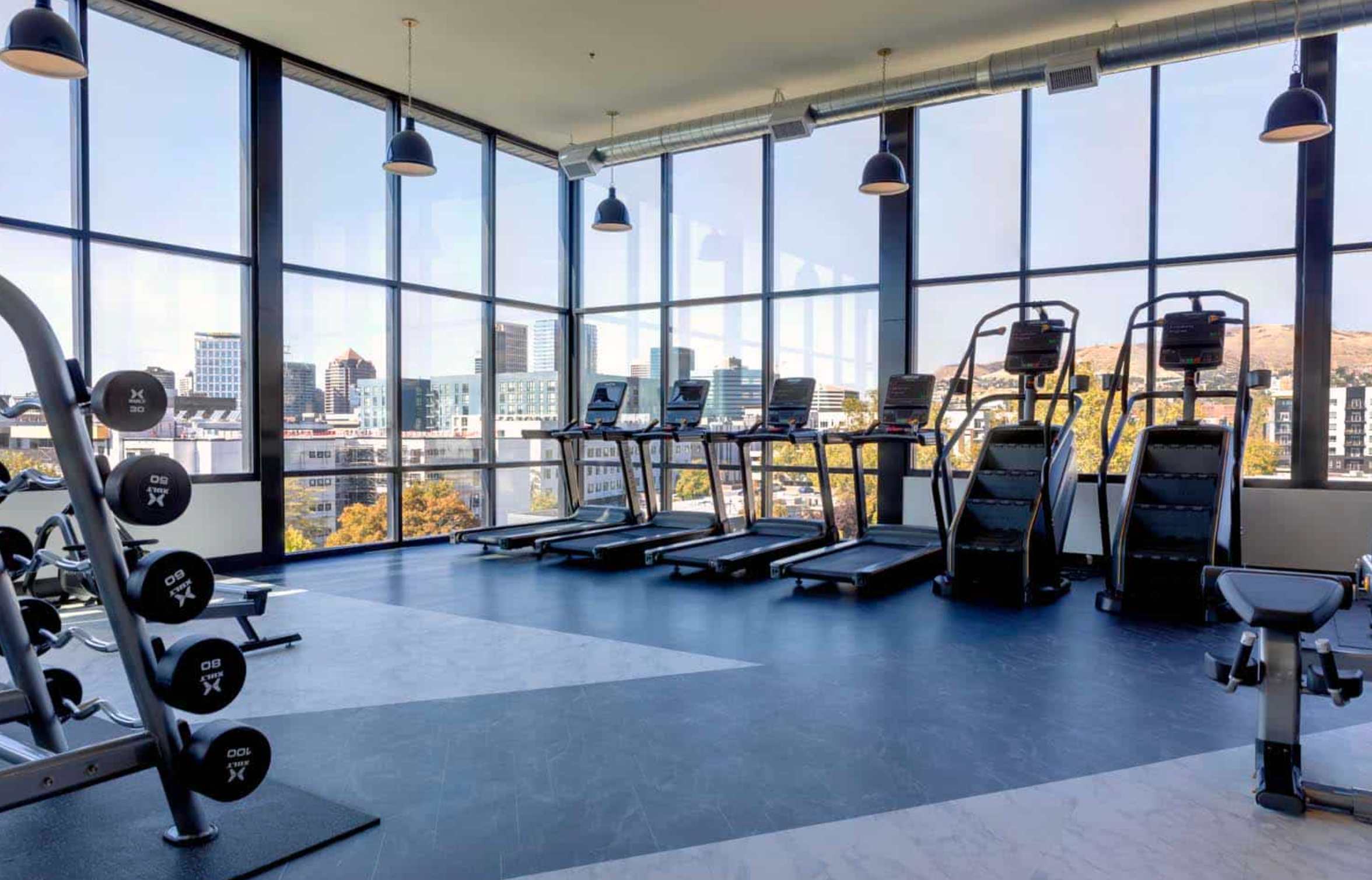 Prime Location Rooftop, Pool, Hot Tub & Gym