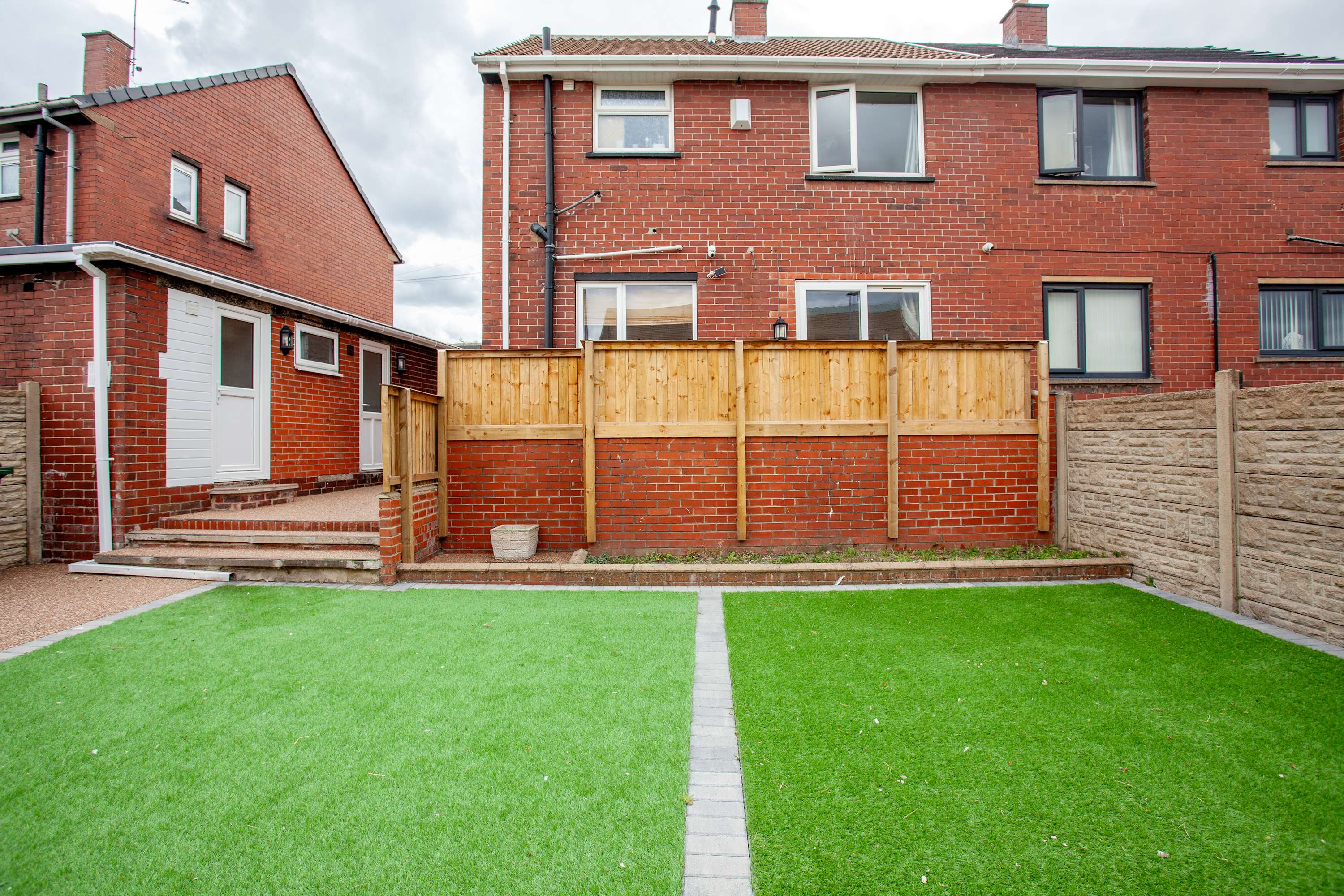 Bentley Lodge | Peaceful Family Retreat with Scenic Views & Modern Comforts in Bentley Close 2 S71 2PZ - Property image 11 - VivreStays