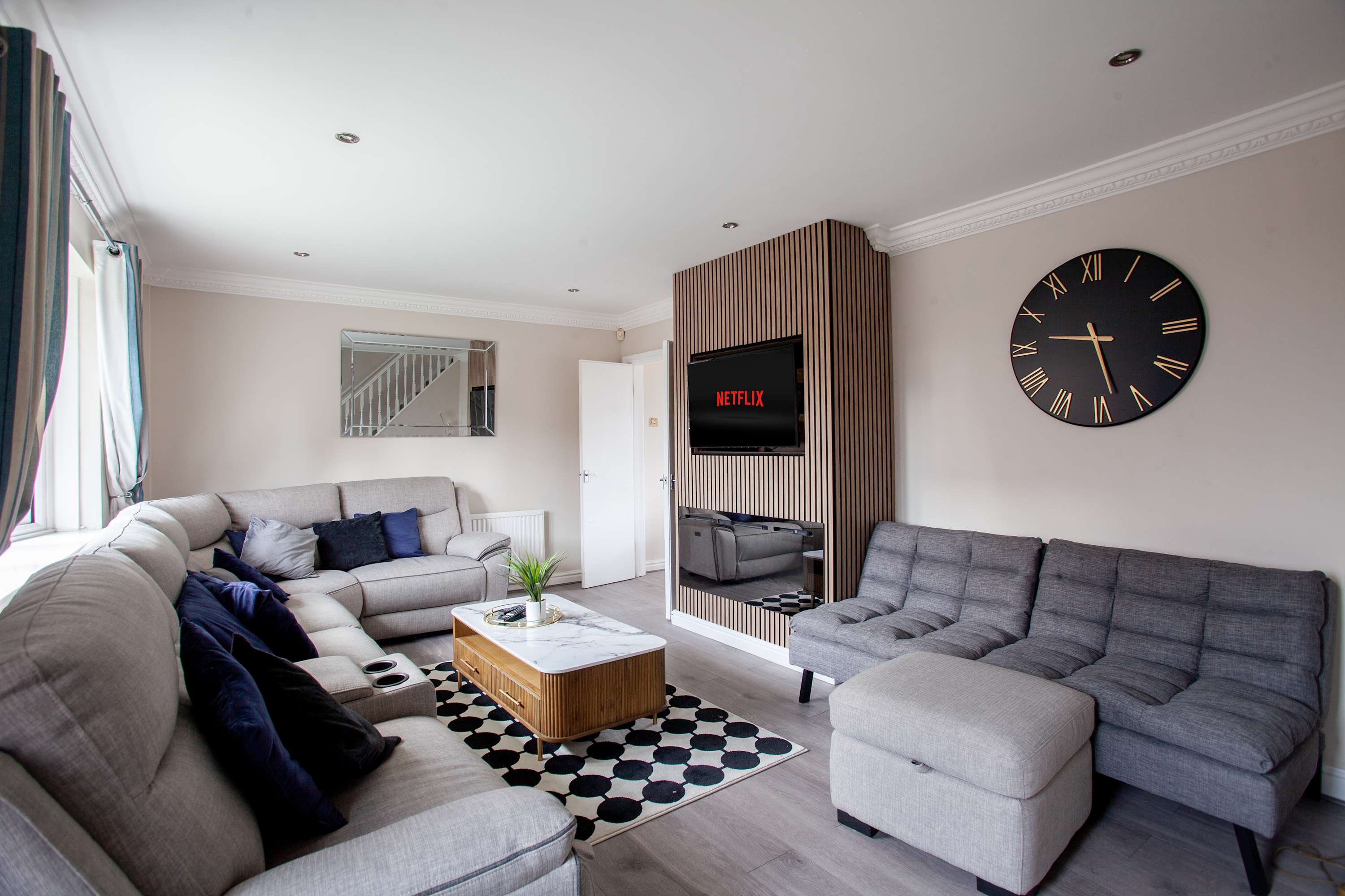 Bentley Lodge | Peaceful Family Retreat with Scenic Views & Modern Comforts in Bentley Close 2 S71 2PZ - Property image 8 - VivreStays