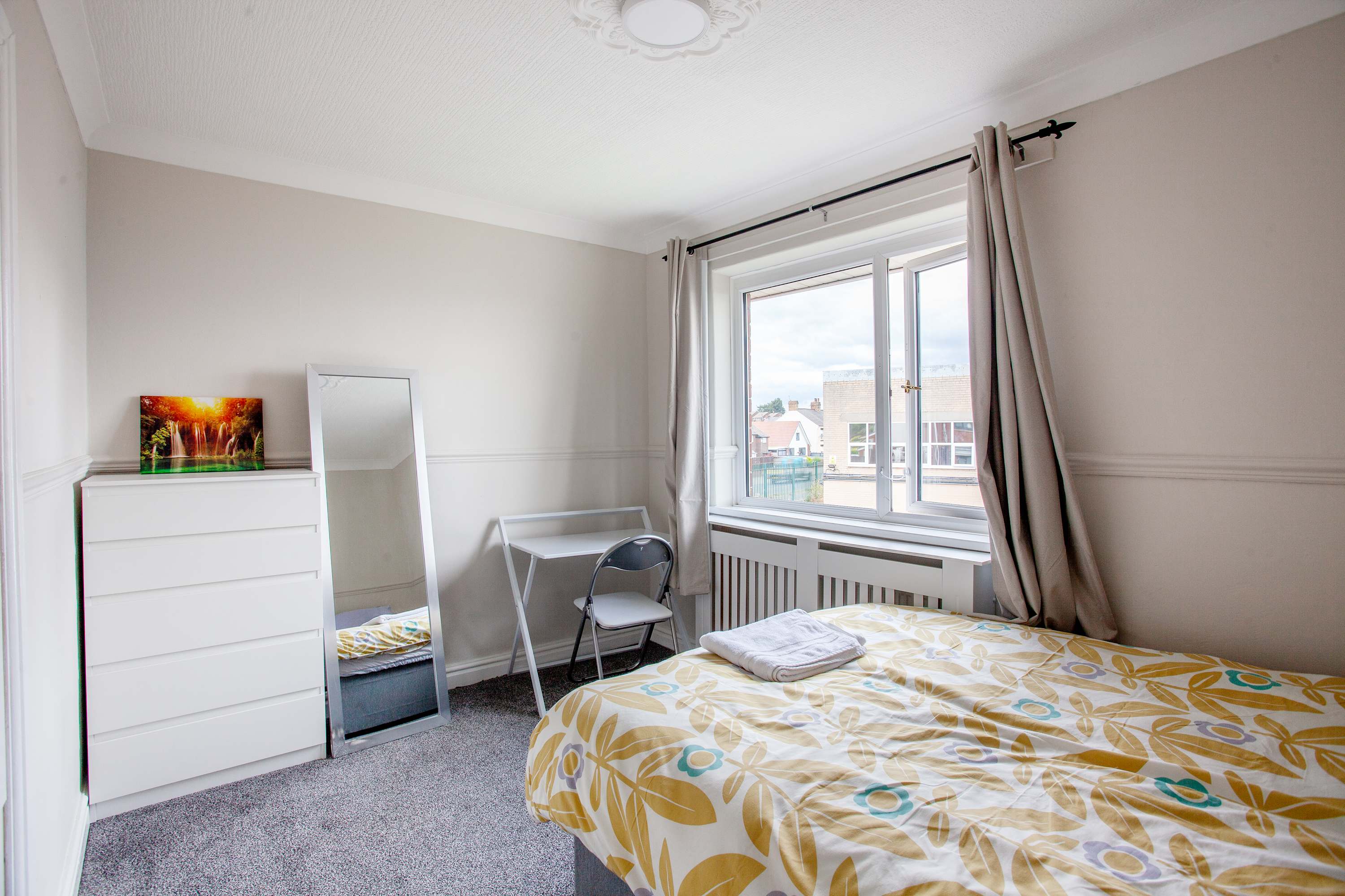 Bentley Lodge | Peaceful Family Retreat with Scenic Views & Modern Comforts in Bentley Close 2 S71 2PZ - Property image 12 - VivreStays