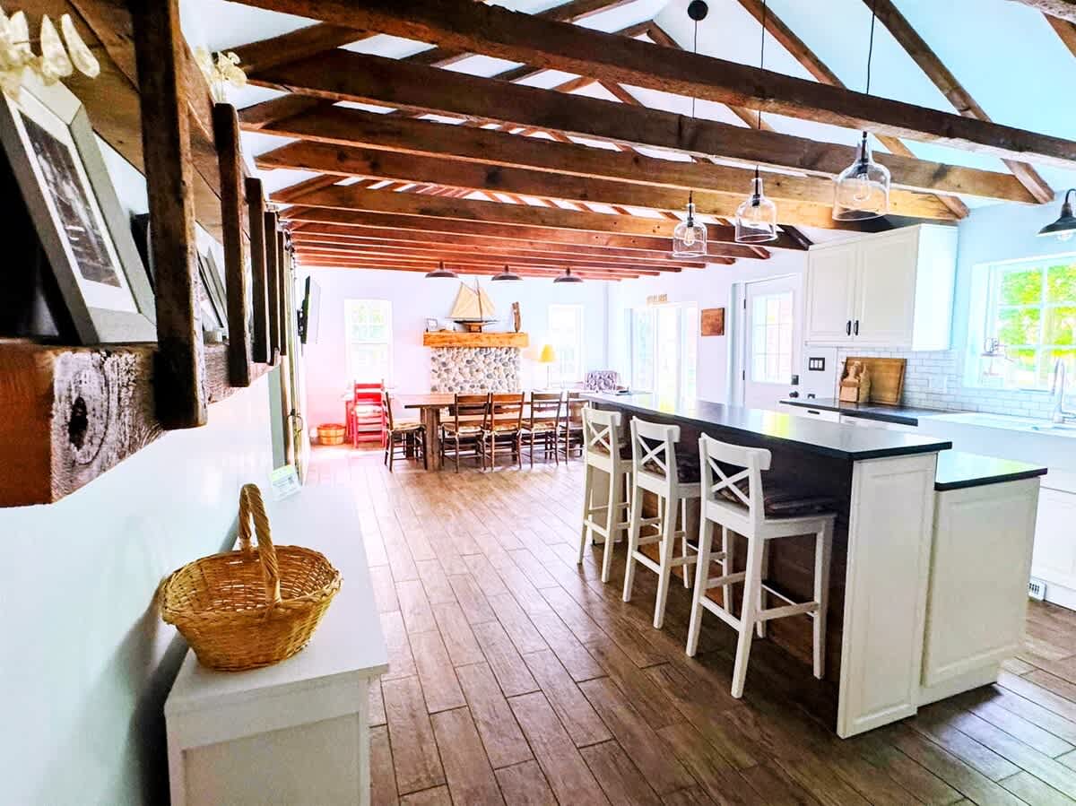 Curtis Farmhouse • Lake MI/Pier Cove • Sleeps 14 — Fennville, MI — vacation rental