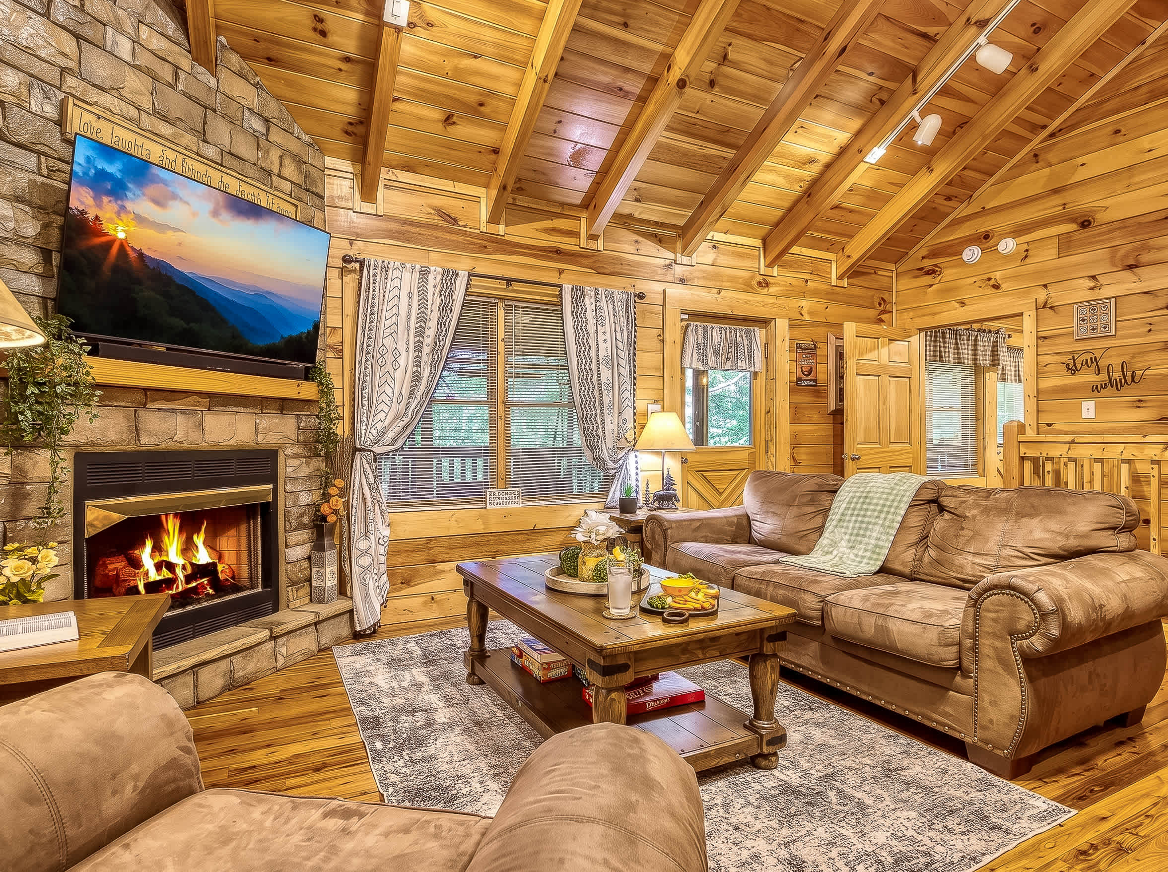 Quilted Pines – Hot Tub, Pool, Dog Friendly