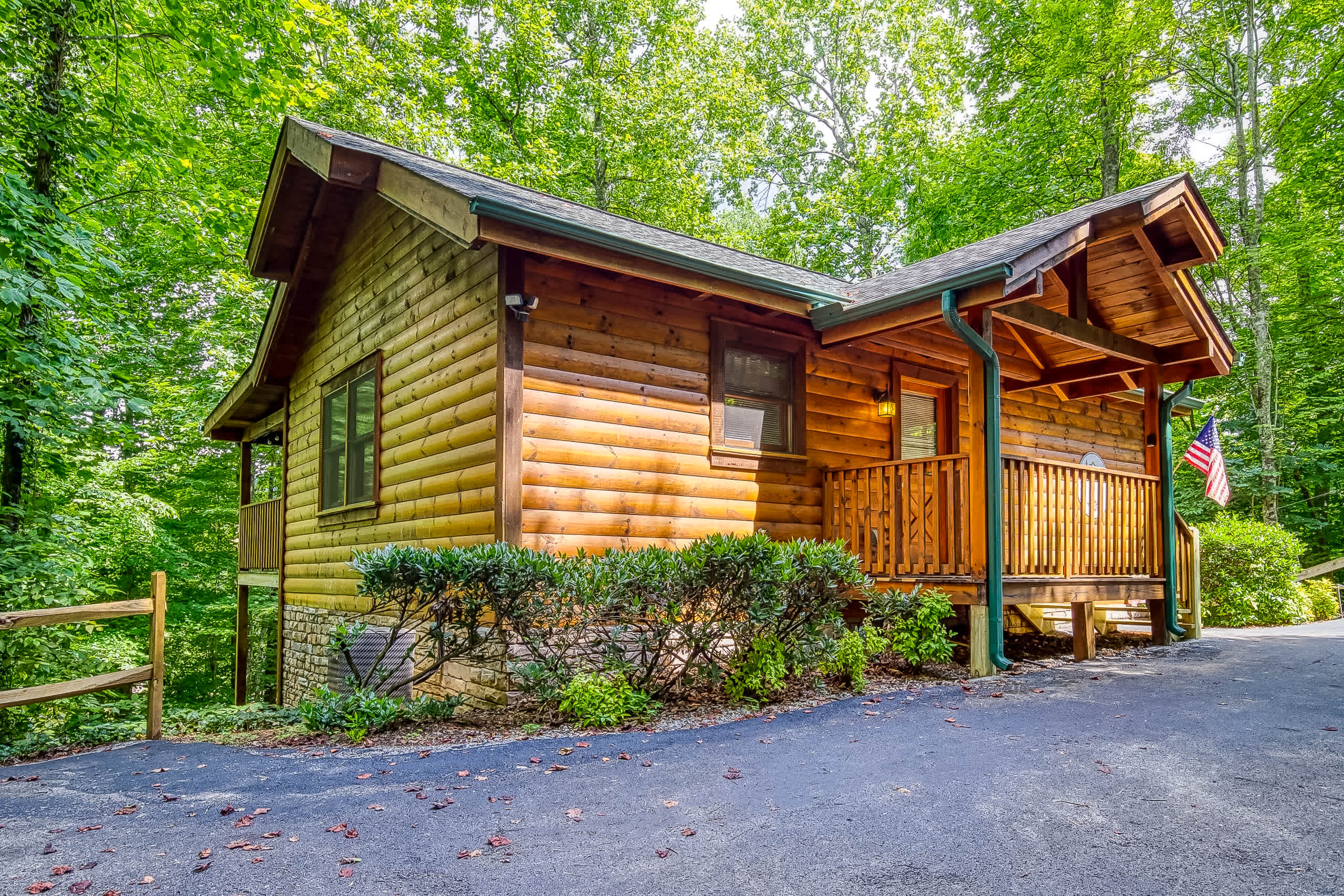 Quilted Pines – Hot Tub, Pool, Dog Friendly