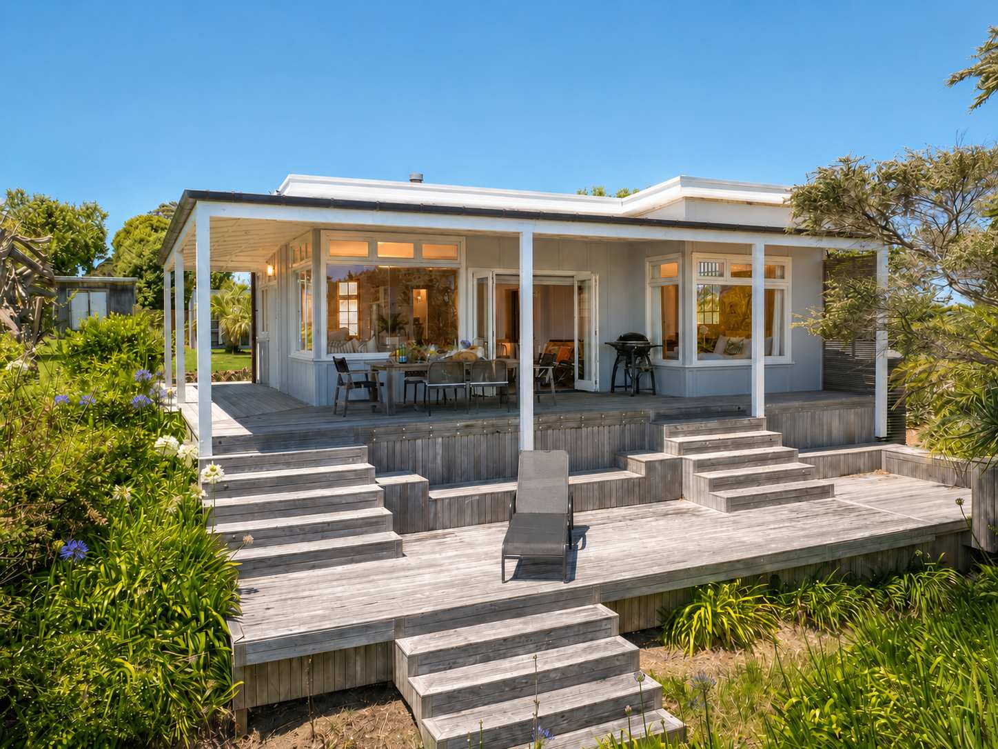 Pat's Bach - Elevated Bay Views Over Little Oneroa — Waiheke Island, Auckland — vacation rental
