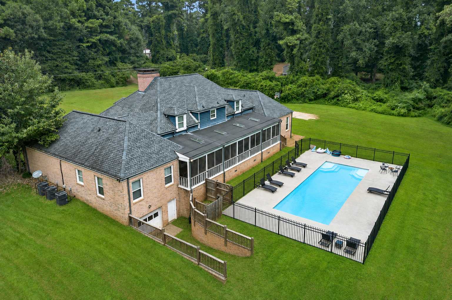 Pool estate with soccer field, sleeps 16