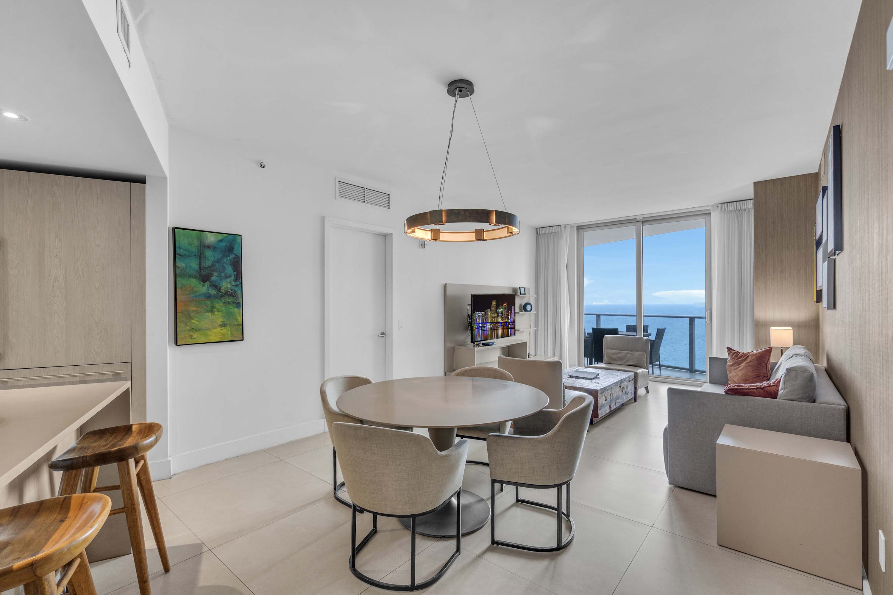 Make mealtime memories together in the stylish dining area​